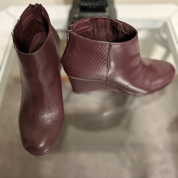 Pre-owned .Sugar Juliette wedge booties. Burgundy lizard. - Picture 3 of 4